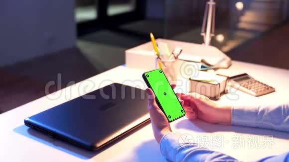 智能手机上有绿色屏幕的女商人视频