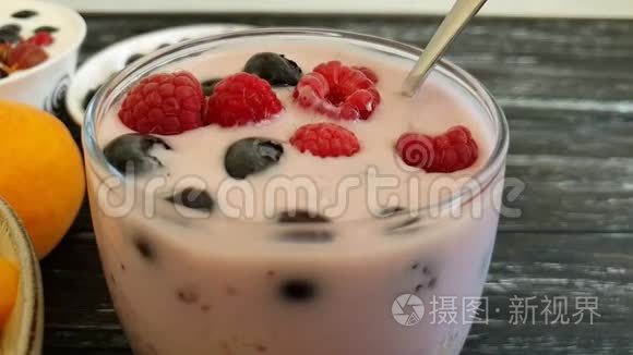 白干酪酸奶草莓慢动作午餐蓝莓健康传统吃白色木质背景