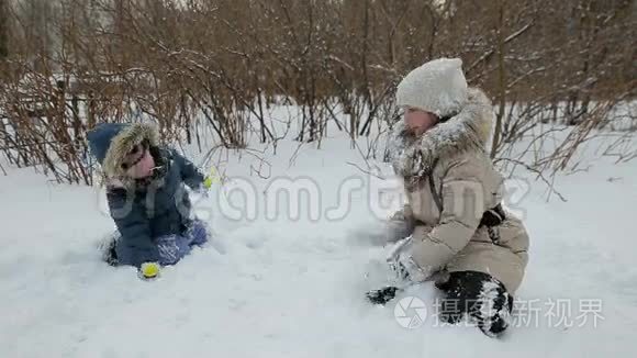 孩子们在雪地里玩耍