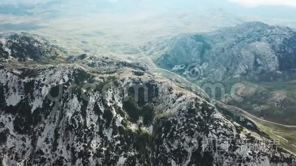 山顶景石山覆盖绿覆盖.. 库存。 在绿山中发现蓝山全景