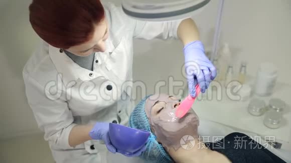 美容师在脸上敷面膜视频