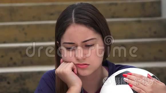 不快乐的青少年女足球运动员视频