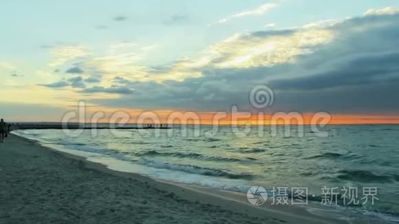 部分黑暗多云。 下雨了。 坏天气。 `要下雨了。 从海岸到大海的全景