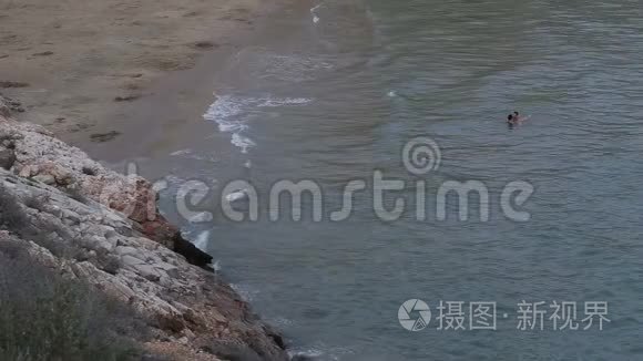 一对夫妇在野外的海边洗澡视频