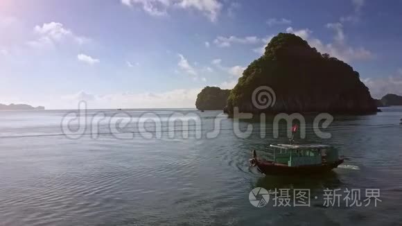 旅游船帆从岛影到海湾阳光补丁视频