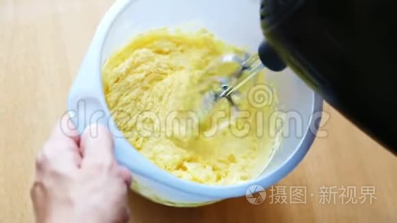 用电动搅拌器配制鲜奶油视频