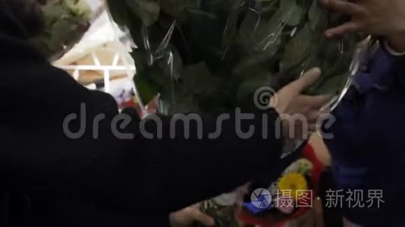 送花服务的男工收到了大量玫瑰花束的订单