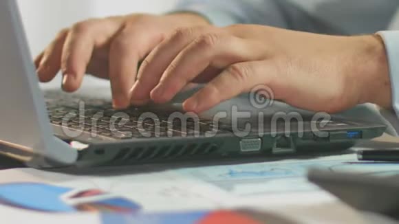 商人每周用手提电脑打字，男性手的特写视频的预览图