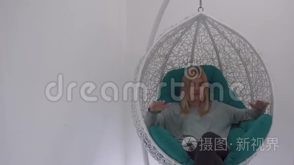 坐在吊椅上荡秋千的漂亮姑娘视频