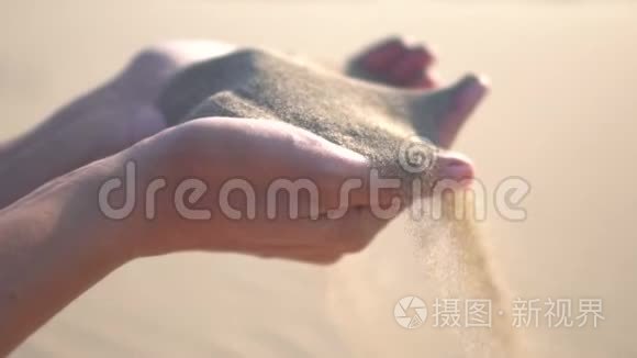 沙子从女人手中掉下来视频