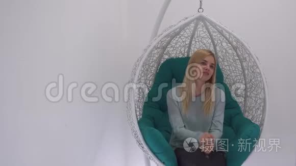 坐在吊椅上荡秋千的漂亮姑娘视频