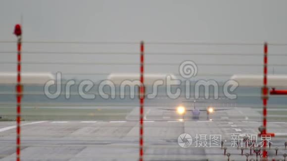 涡轮螺旋桨飞机在雨中起飞视频