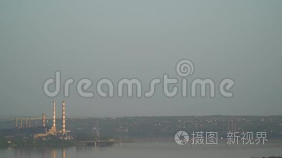 从高处向一座巨大的工厂和一座横跨河流的桥梁拍摄全景