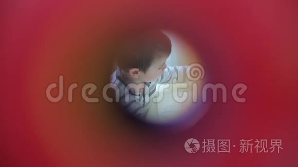 透过门上的一个圆洞看孩子视频