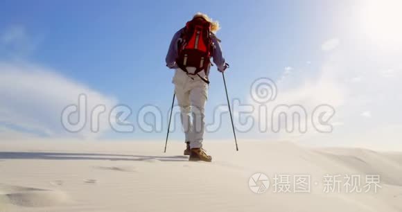 带着登山杆在沙漠中行走的人视频