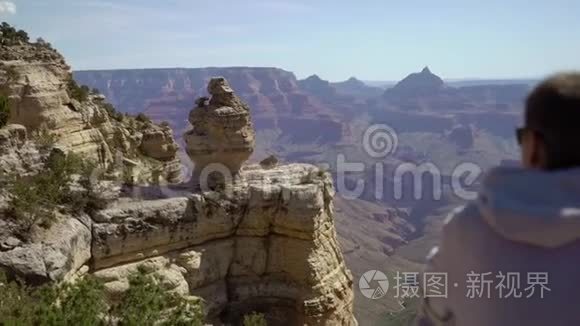 在大峡谷行走的人视频