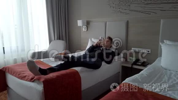 年轻人躺在旅馆房间的床上视频