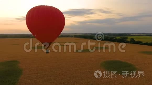 日落时分，红热气球飘过田野，浪漫的纪念日，爱情