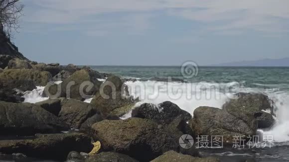 海浪冲击着岩石般的海岸线视频