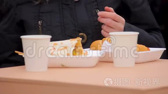 大胃口的人在露天音乐节上享用垃圾街头食品