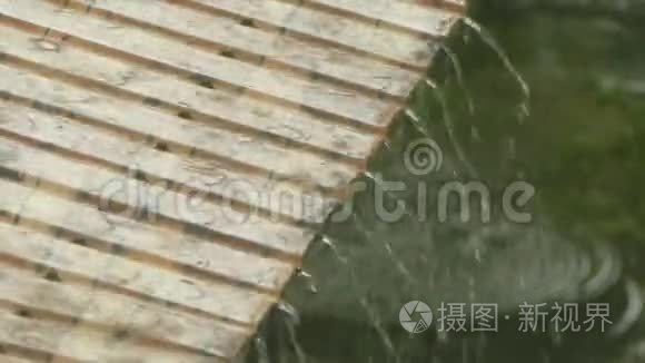 雨水从屋顶倾泻而来视频