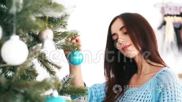 女孩装扮圣诞树视频