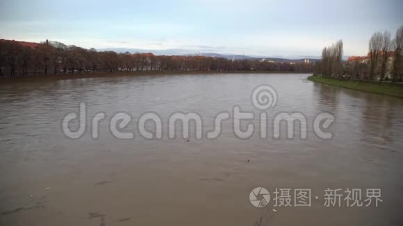 乌克兰乌日霍罗德市乌日河洪水视频