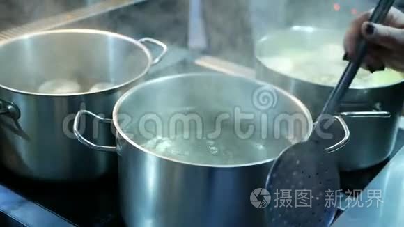 厨师为Khinkali的格鲁吉亚国民食品做准备。 在面团里煮锅肉。