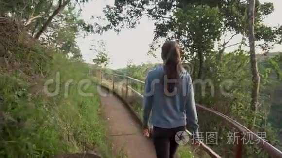 在热带森林公园散步的女人视频