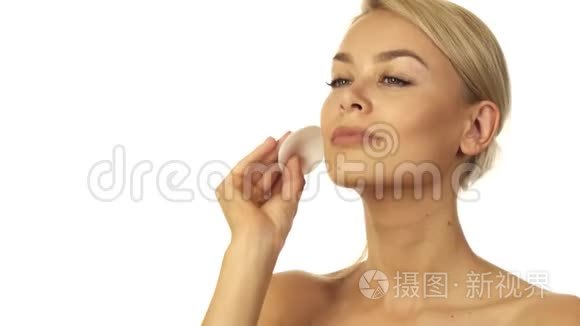 打扮得体的女人正在用棉垫擦脸视频