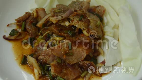 麻辣烤猪肉泰国沙拉和叉子刺吃视频
