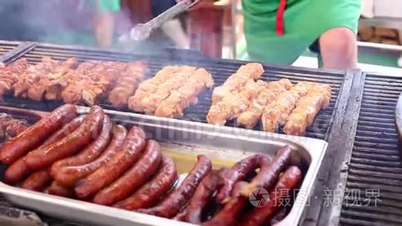 街头美食，快餐，在街头咖啡馆烧烤香肠