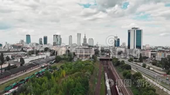 华沙市中心附近的火车铁路视频