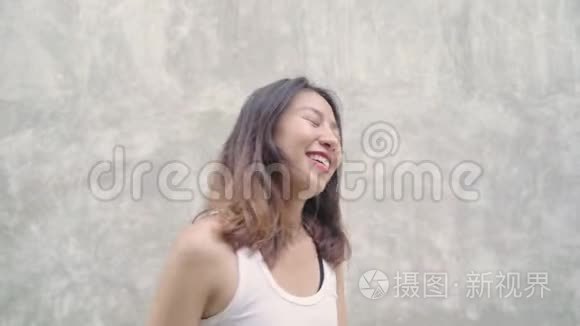 慢动作-快乐美丽的年轻亚洲背包客博主女性在唐人街游街时感到快乐