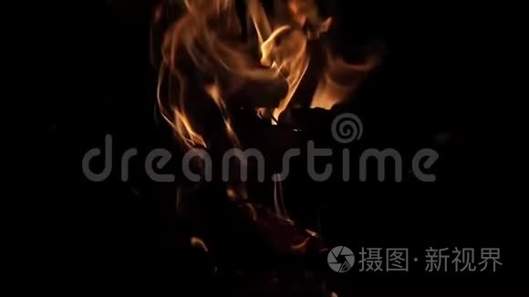 燃烧的柴火火焰是一个特写镜头视频