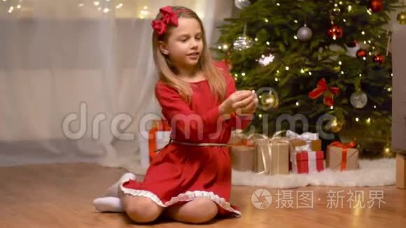 圣诞快乐女孩在玩火星侠视频