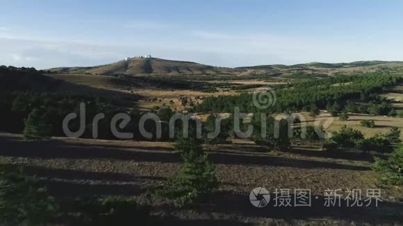 有绿树和田野的山顶景观。 中枪。 平原的全景，有山丘和部分森林。 怀特天文台