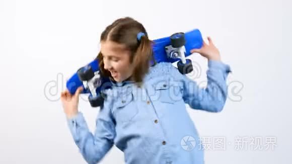 手拿滑板的可爱快乐少女视频