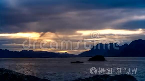 挪威海上和山上壮观的日落视频