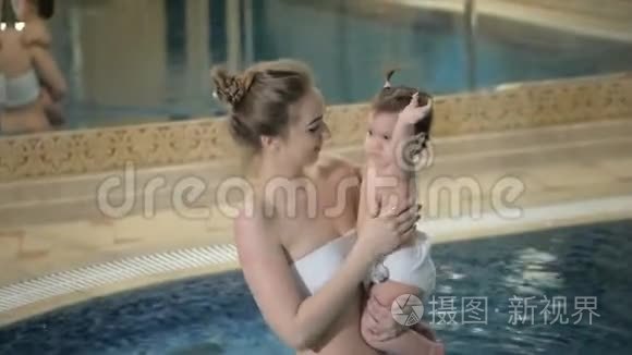 害怕女婴和她第一次游泳视频