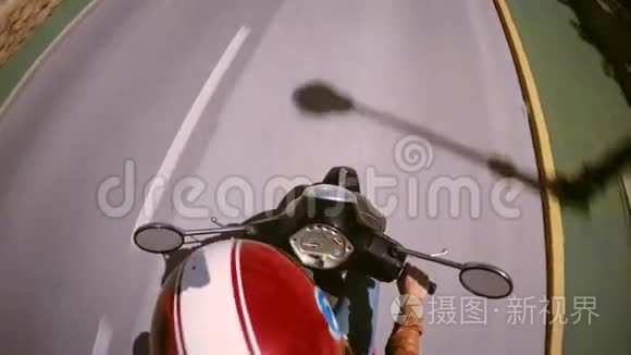 骑摩托车的女孩骑在街上视频