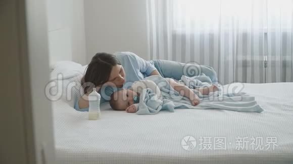 妈妈躺在她的小儿子旁边休息