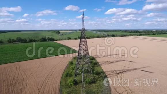 公路附近高电塔的空中测量视频