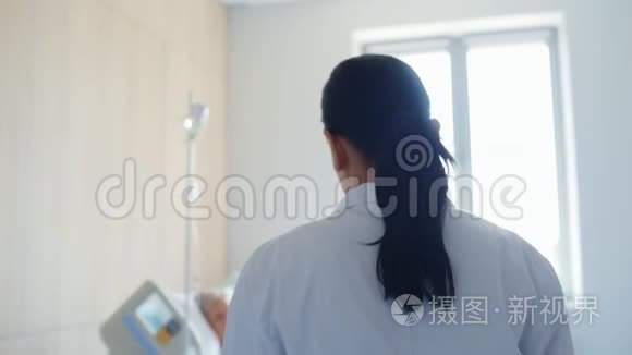 专业护理护士调整资深病人滴管