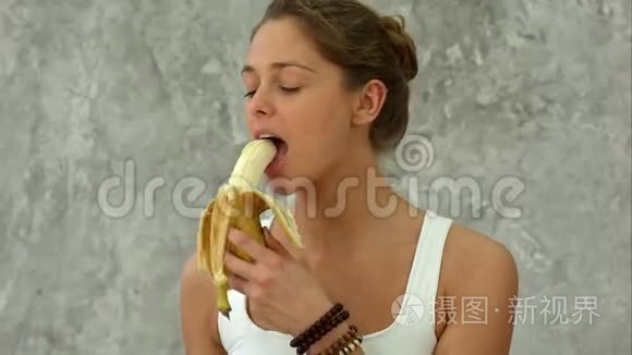 漂亮的女人吃香蕉视频