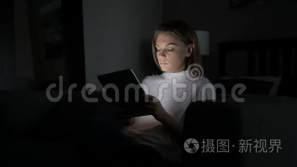 晚上用药片头痛的疲倦妇女