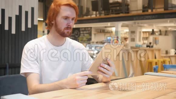 红发胡子人震惊，阅读电子邮件平板电脑在咖啡厅