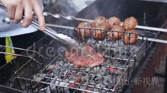 厨师在新鲜空气中烧烤肉和蔬菜视频