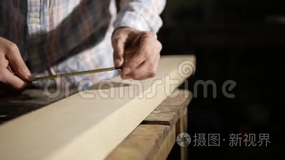 一个人用卷尺测量一块木板