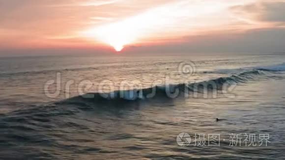 冲浪者乘坐日落海浪的鸟瞰图。 4k射击冲浪海洋生活方式，极限运动。
